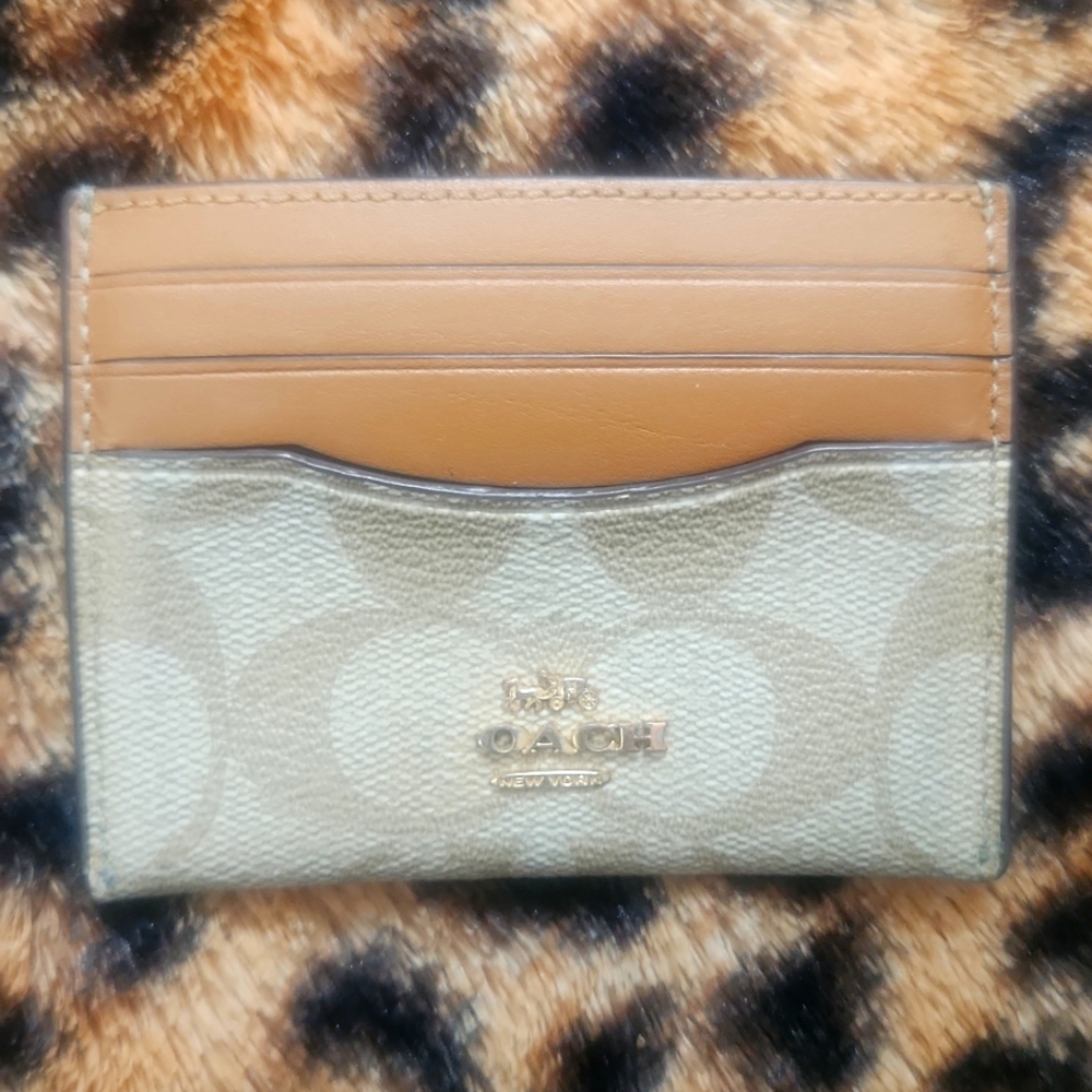 Coach id slot wallet